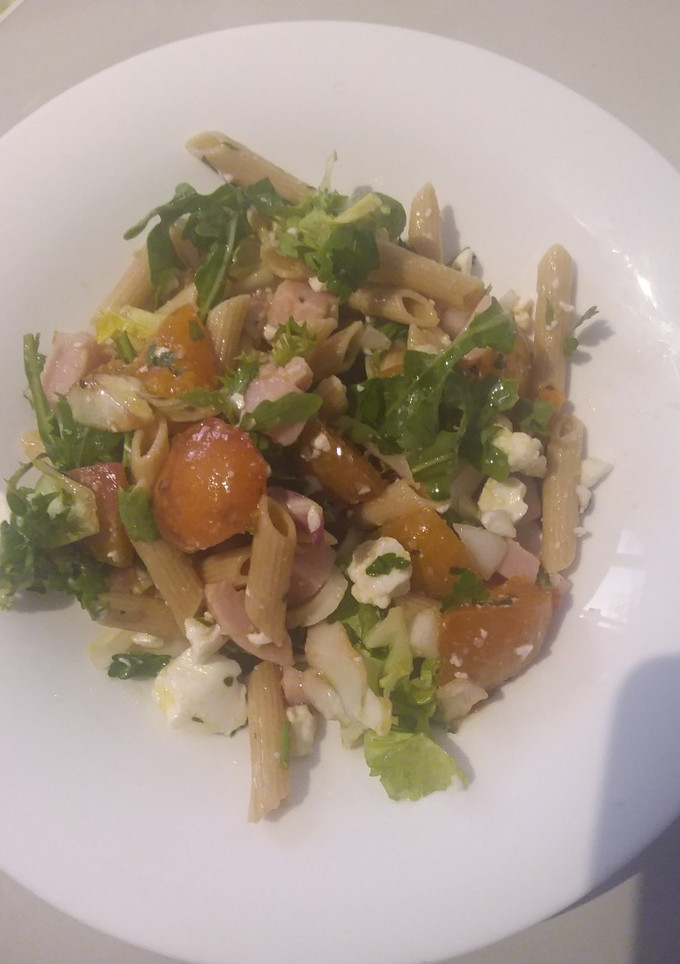 Una foto de 🥗 Ensalada de pasta 🍝, albaricoque🍑, queso fresco🧀 y pavo🦃
