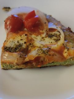 Una foto de Pizza con base de pollo y brócoli