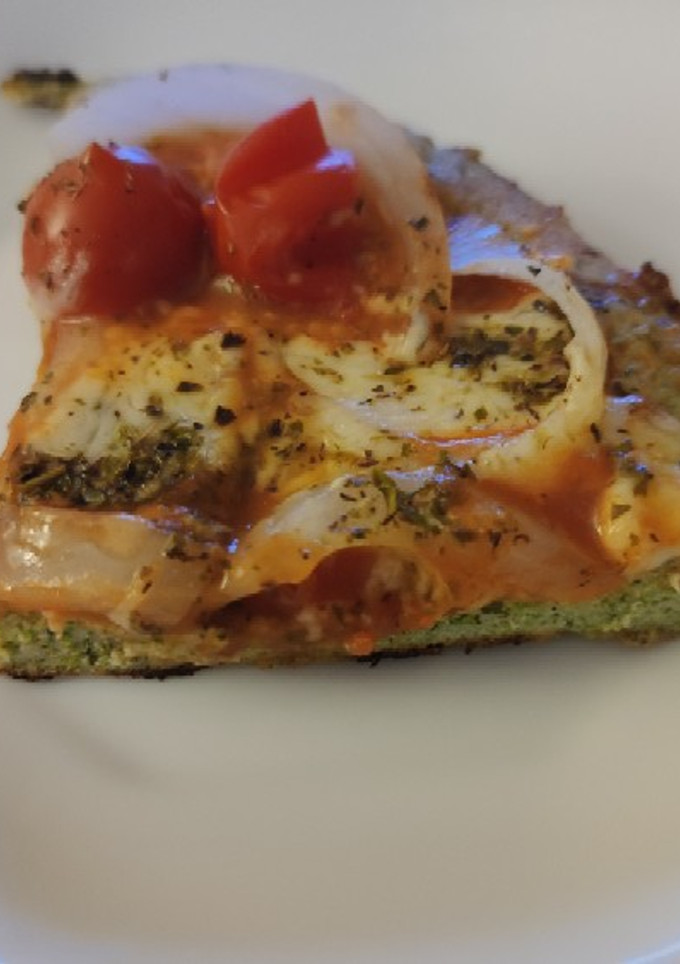 Una foto de Pizza con base de pollo y brócoli