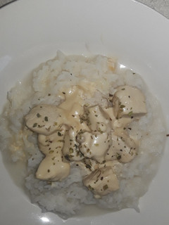 Una foto de Arroz con salsa blanca de pollo