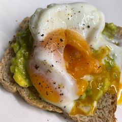 A picture of Avocado toast with egg.
