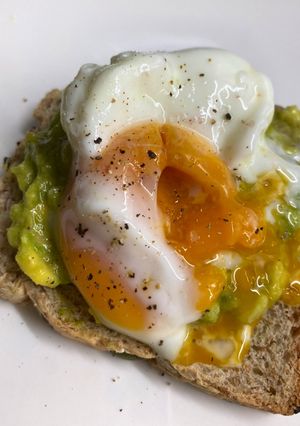 A picture of Avocado toast with egg.