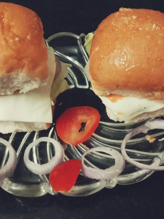 வெஜிடபிள் பர்கர் (Vegetable burger recipe in tamil) செய்முறை முக்கிய புகைப்படம்