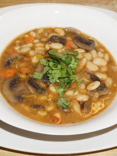 Una foto de Sopa de porotos blancos con champiñones. Jon style