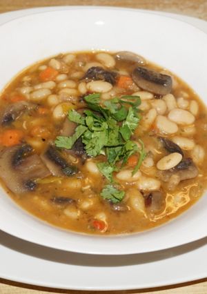 Una foto de Sopa de porotos blancos con champiñones. Jon style
