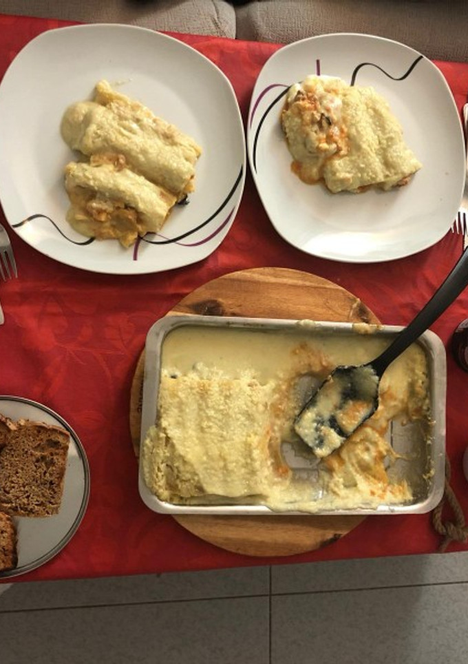 Una foto de Canelones con bechamel de calabacín