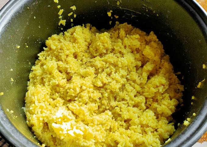Cara Membuat 208. Nasi Kuning Rice Cooker Gurih Simpel yang Lezat Sekali