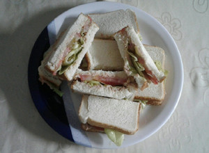Una foto de Sándwiches de atún Rápidos y furiosos 😂😂😂