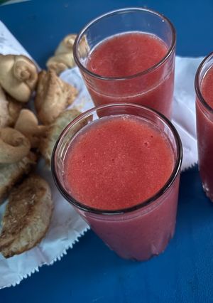 Una foto de Licuado fresco de frutilla y durazno 🍑 🍓