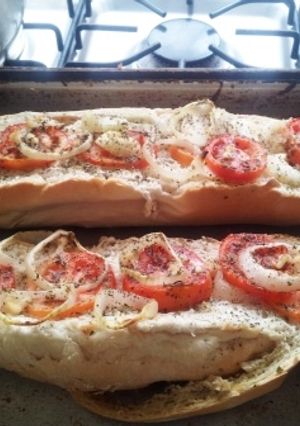 Una foto de Brischeta de tomate y cebolla