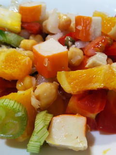 Una foto de Ensalada "fondo de nevera" y salsa Ponzu