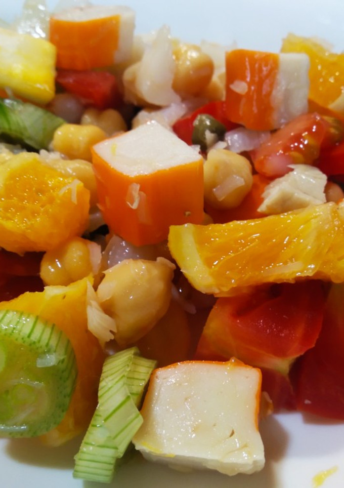 Una foto de Ensalada "fondo de nevera" y salsa Ponzu