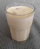 Licuado de manzana, lima, coco y almendras