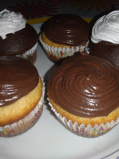 Una foto de Cupcakes (vainilla y chocolate) 🍰🍫