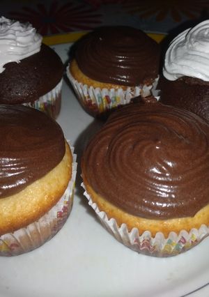 Una foto de Cupcakes (vainilla y chocolate) 🍰🍫