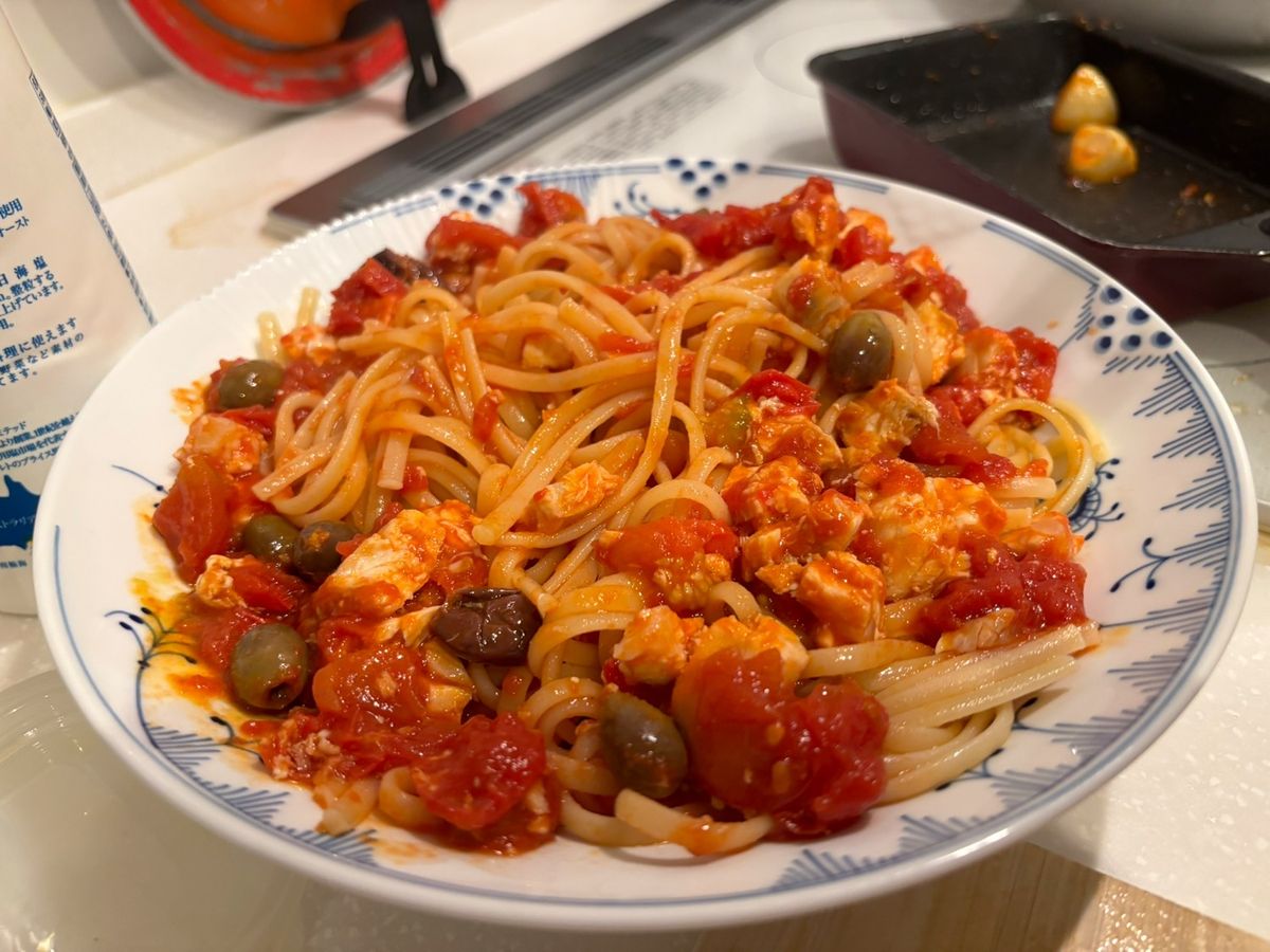 Mì Linguine với cá cờ sốt cà chua và quả ô liu