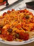 Mì Linguine với cá cờ sốt cà chua và quả ô liu