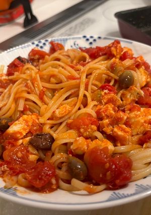 Hình của món Mì Linguine với cá cờ sốt cà chua và quả ô liu.