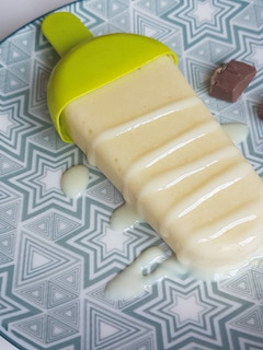 Una foto de Helado de piña y leche condensada