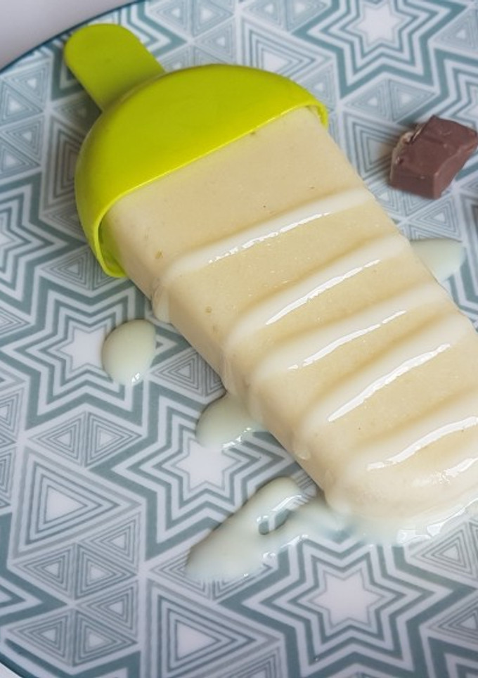 Una foto de Helado de piña y leche condensada