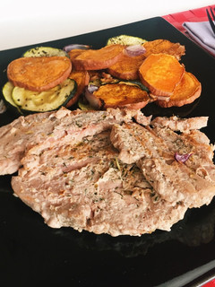 Una foto de Atún a la plancha con calabacín y boniato al horno