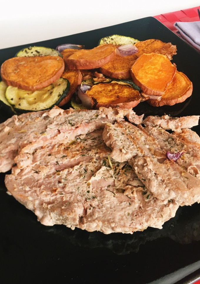 Una foto de Atún a la plancha con calabacín y boniato al horno