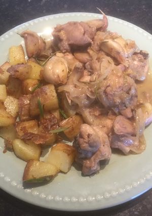 Una foto de Pollo al spetzzatino con ajo, romero y papas