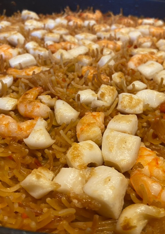 Una foto de Fideuá de langostinos y pota