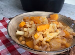 Una foto de Guiso de invierno de col y calabaza con garbanzos en olla FussionCook FC7Smart