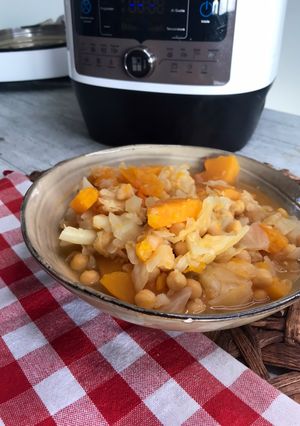 Una foto de Guiso de invierno de col y calabaza con garbanzos en olla FussionCook FC7Smart