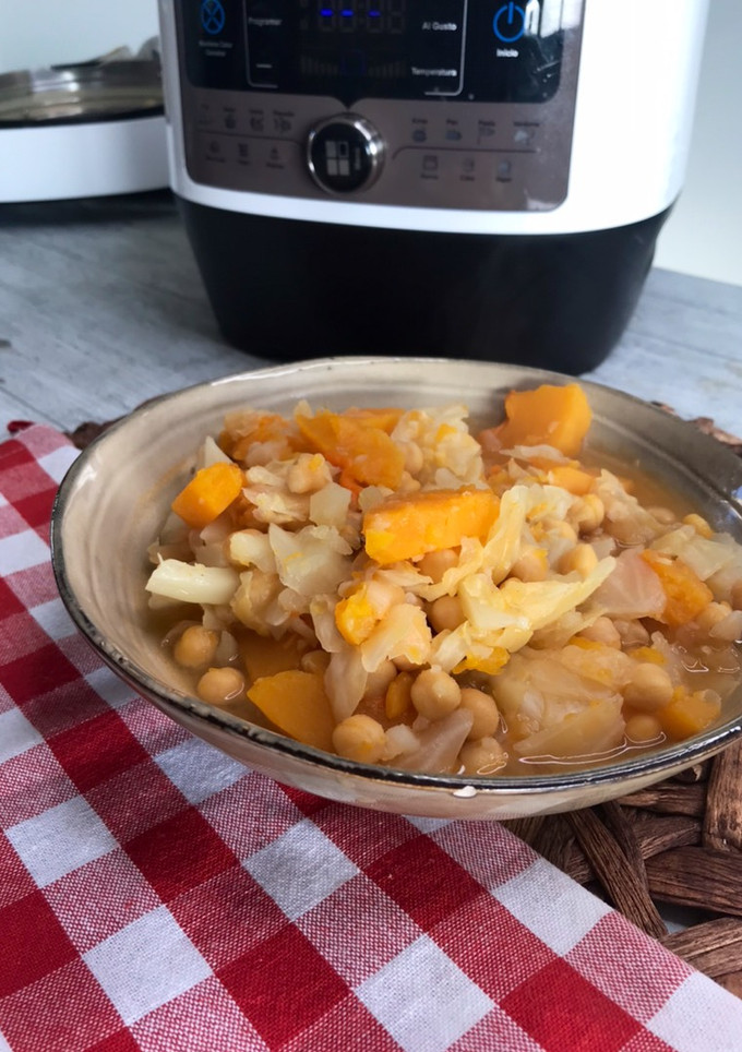 Una foto de Guiso de invierno de col y calabaza con garbanzos en olla FussionCook FC7Smart