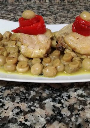 Una foto de Pollo trufado al vermut