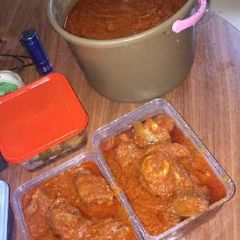 A picture of Tomato stew with chicken.