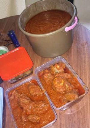 A picture of Tomato stew with chicken.