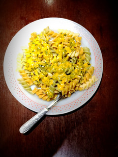 Una foto de Pasta con salsa de queso y verdeo