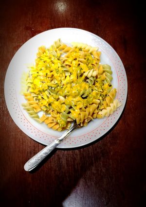 Una foto de Pasta con salsa de queso y verdeo