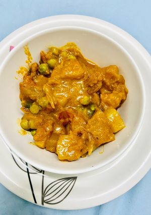 A picture of Kaddu sabji / pumpkin potato peas mix veg curry.