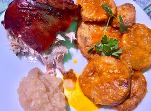 Una foto de Piernas de Cochinillo asado (Tostón asado) con Salsa de manzana y Patatas a la Importancia