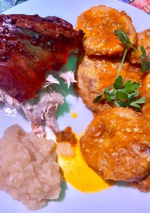 Una foto de Piernas de Cochinillo asado (Tostón asado) con Salsa de manzana y Patatas a la Importancia