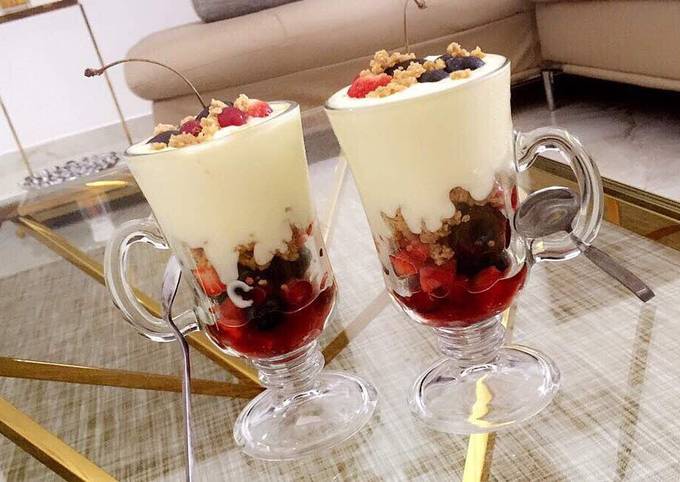 Recipe of Speedy Fruit salad parfait with shortbread cookie cble