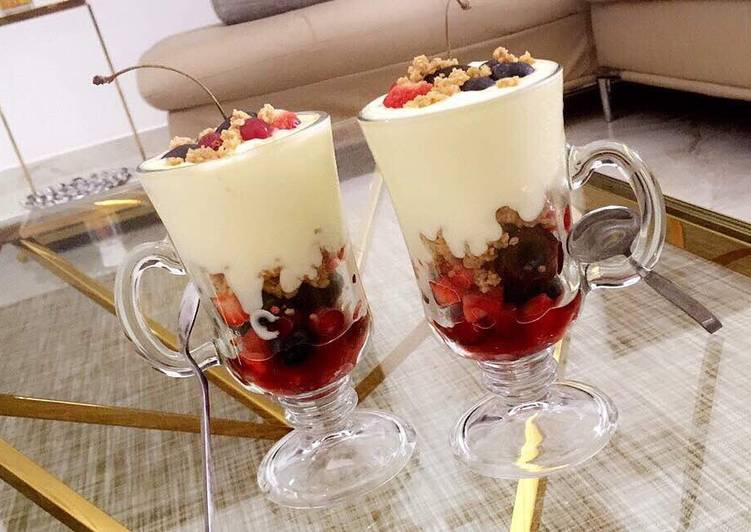 Fruit salad parfait with shortbread cookie crumble