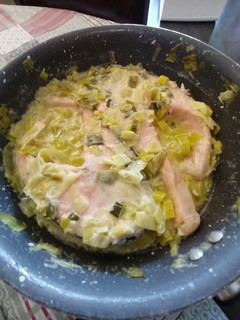 Una foto de 138. Salmón en salsa cremosa de puerros