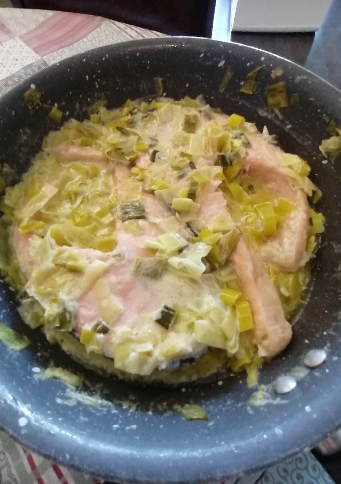 Una foto de 138. Salmón en salsa cremosa de puerros