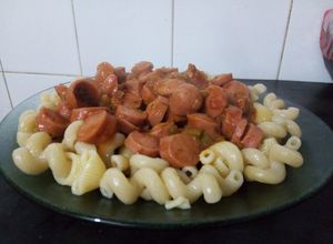 Una foto de Tuco de salchicha con fideos 😋