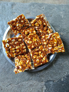வேர்க்கடலை பர்ஃபி (Verkadalai burfi recipe in tamil) செய்முறை முக்கிய புகைப்படம்