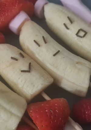 Una foto de Plátanos navideños con fresas frambuesas y nubes