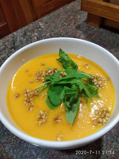 Una foto de Crema fría de zanahoria y melocotón
