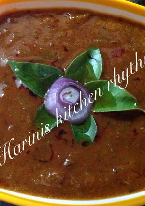A picture of Ulligadda pulusu (onion in spicy tamarind gravy).