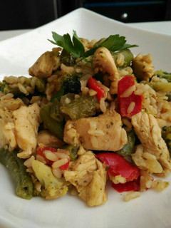 Una foto de Pollo a la mostaza y miel con verduras y arroz integral
