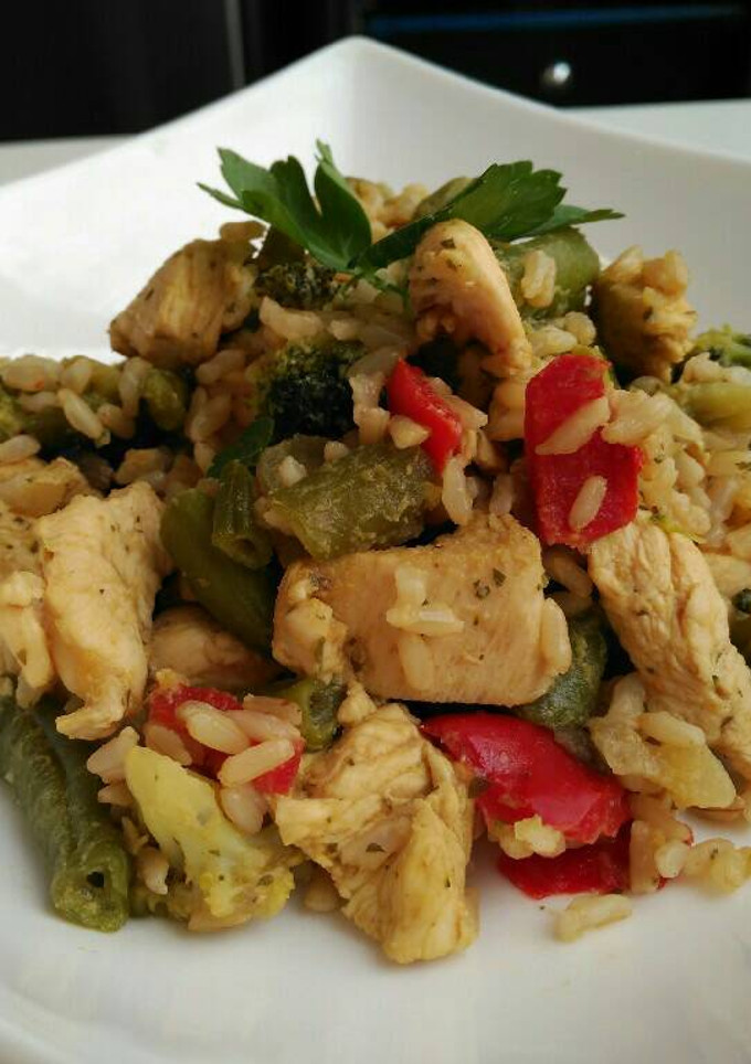 Una foto de Pollo a la mostaza y miel con verduras y arroz integral